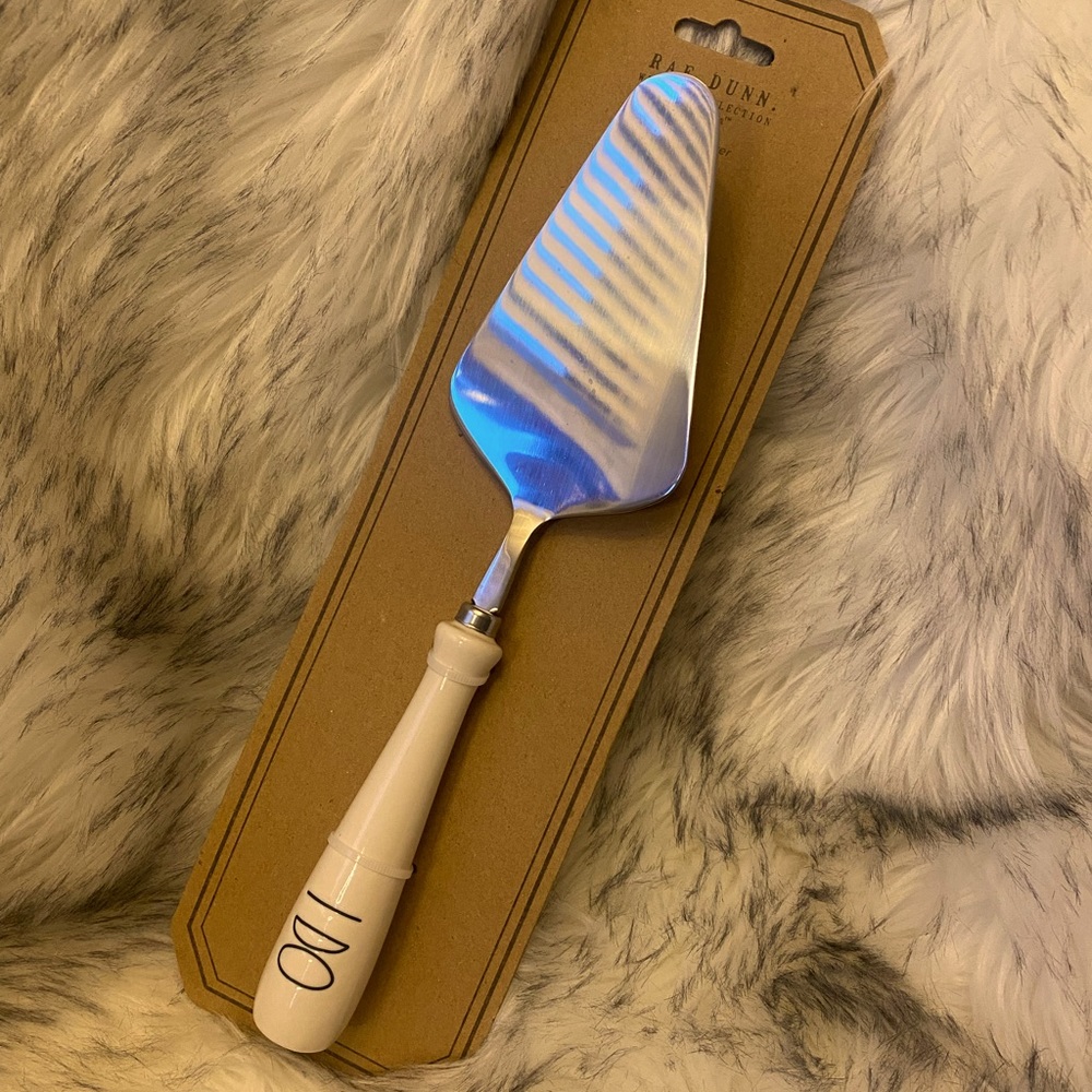 RAE DUNN 11” Cake server